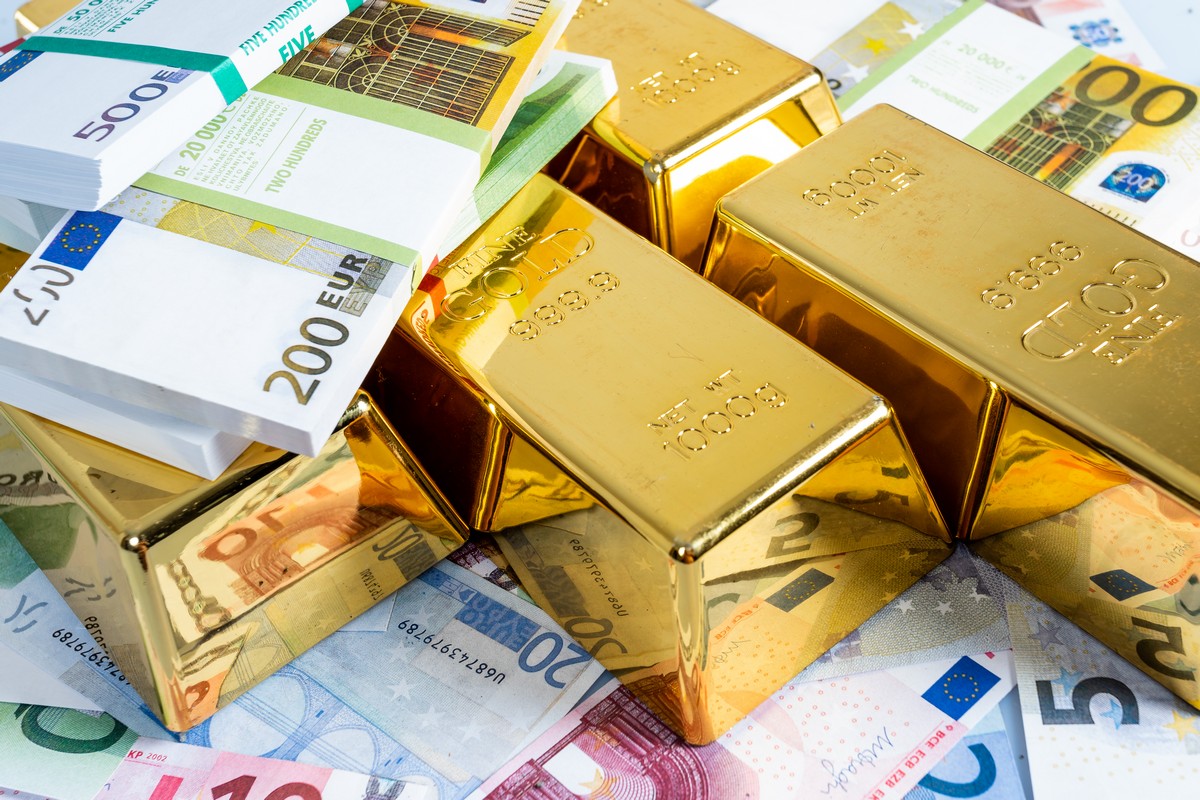 Gold Bullion with euro banknote background